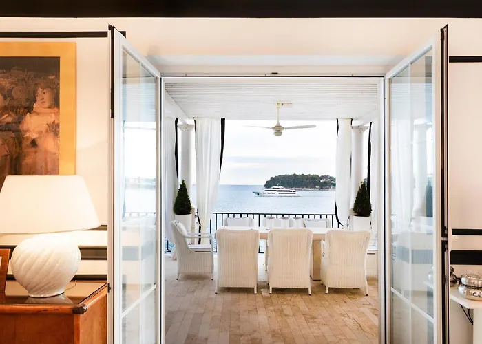 Elegant Lozica 4 Bedrooms Palazio Seafront Villa *