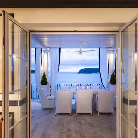 Elegant Lozica 4 Bedrooms Palazio Seafront Beautiful Infinity Pool Villa *