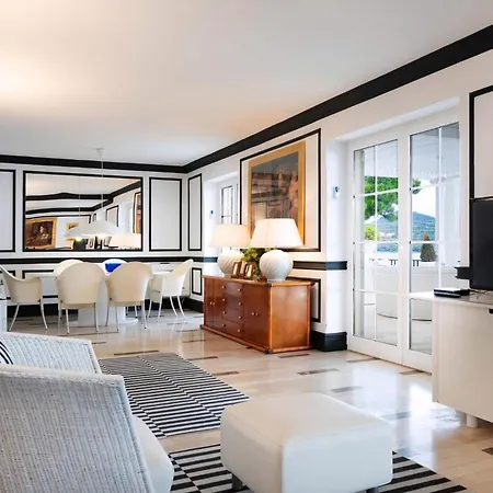 Elegant Lozica 4 Bedrooms Palazio Seafront Beautiful Infinity Pool *