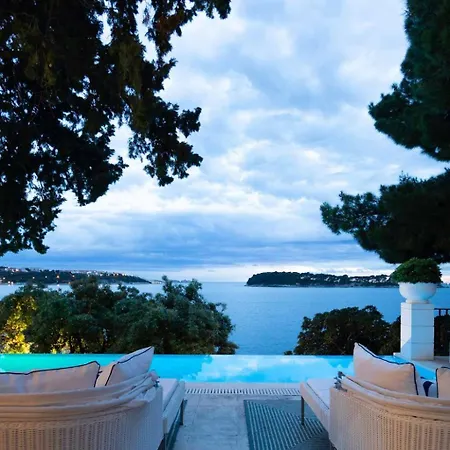 Elegant Lozica 4 Bedrooms Palazio Seafront Beautiful Infinity Pool