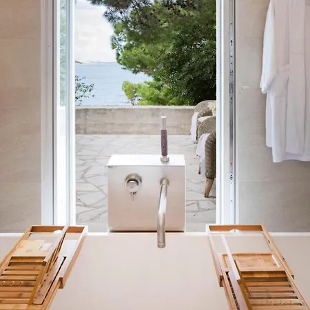 Villa Elegant Lozica 4 Bedrooms Palazio Seafront Beautiful Infinity Pool *