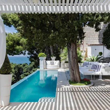 Elegant Lozica 4 Bedrooms Palazio Seafront Beautiful Infinity Pool Villa *
