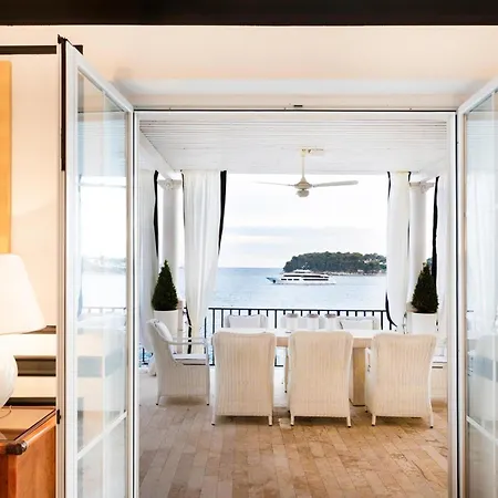 Elegant Lozica 4 Bedrooms Palazio Seafront Beautiful Infinity Pool Villa *