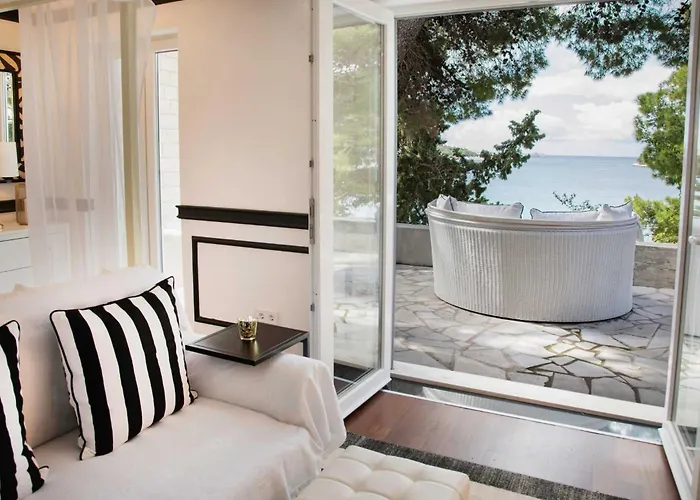 Elegant Lozica 4 Bedrooms Palazio Seafront